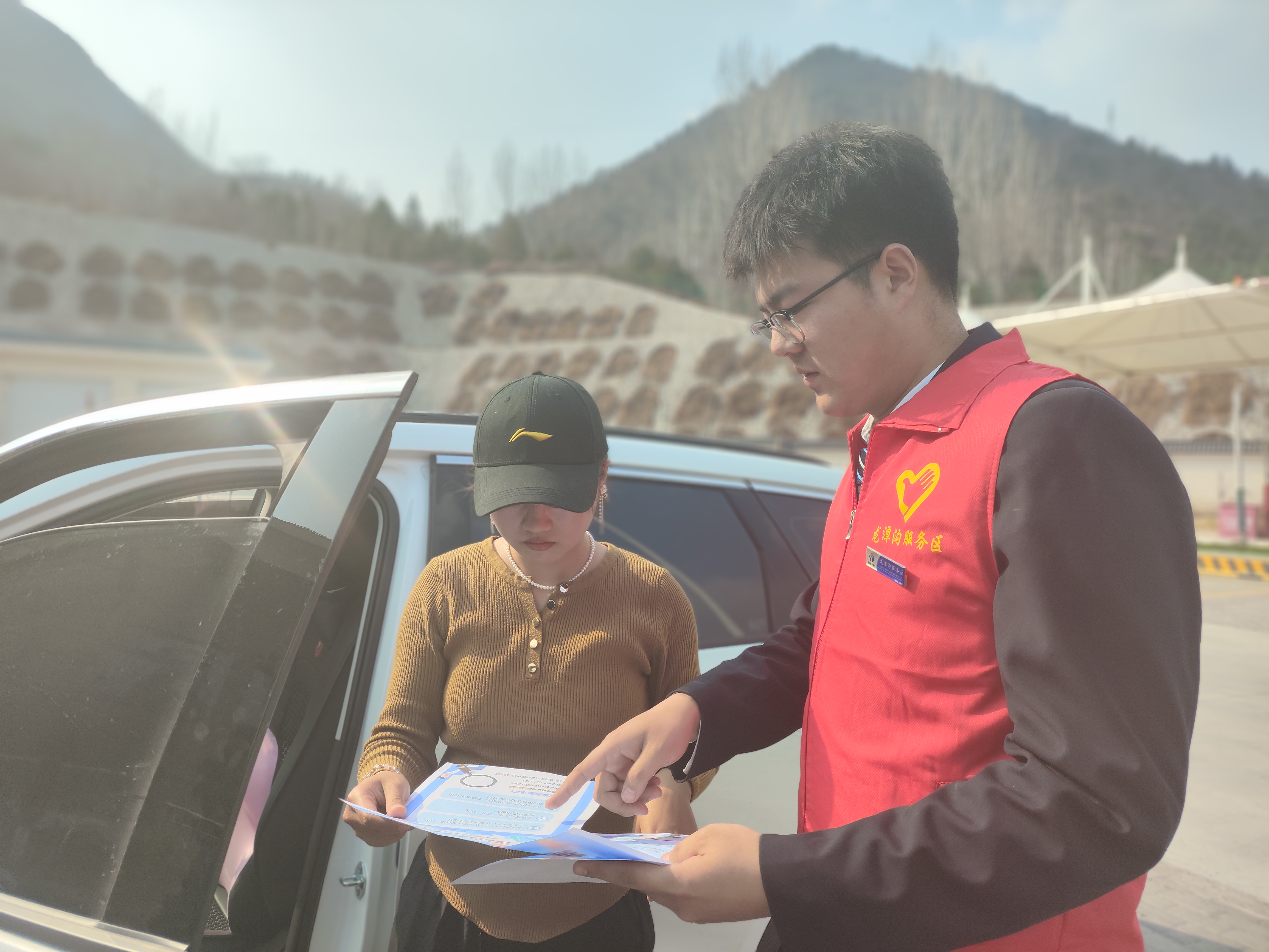 3月14日，龍潭溝服務區組織開展“3.15消費者權益日”活動（拍攝：馬萬樺  15136695334）.jpg