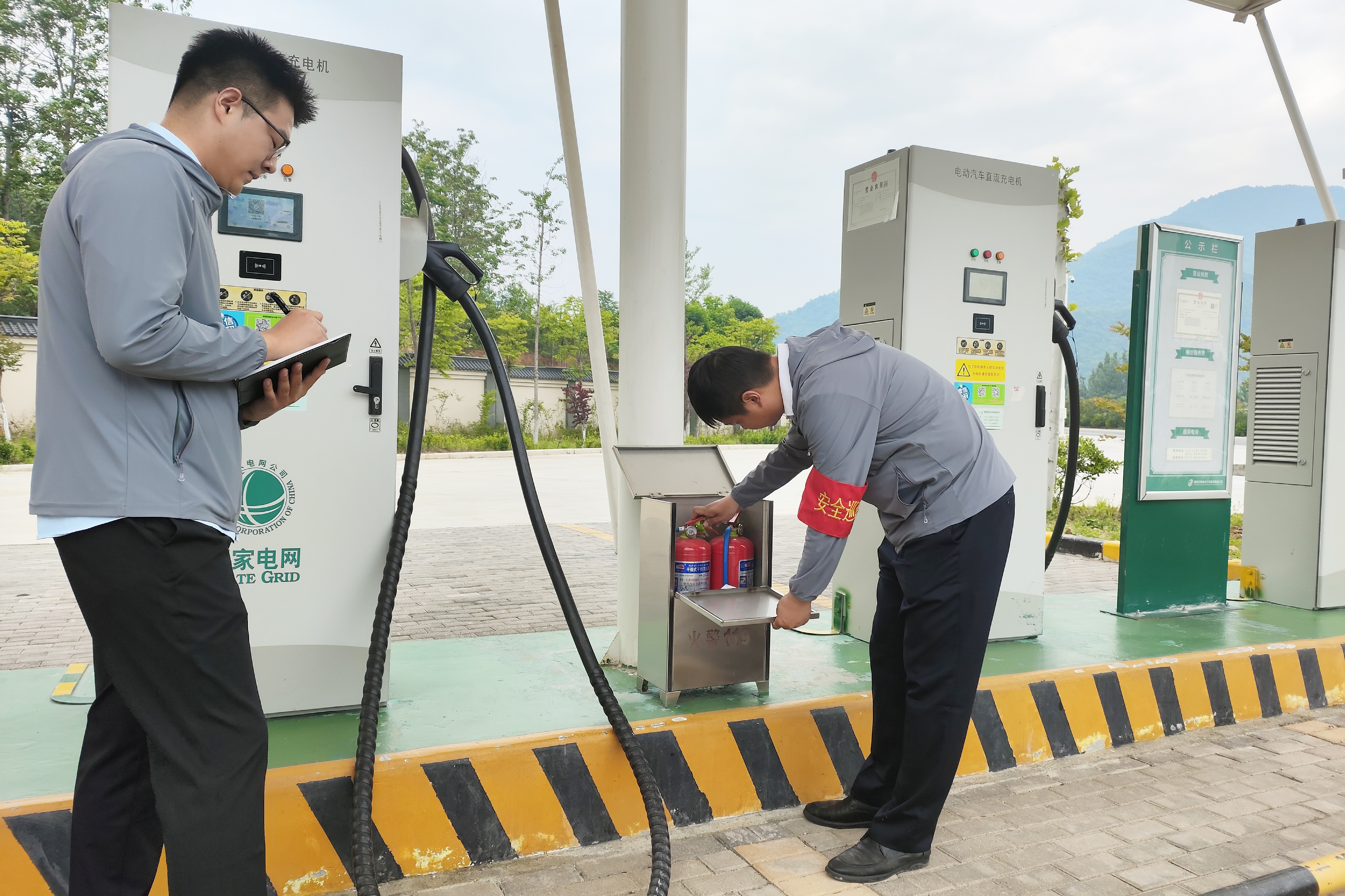 龍潭溝服務區積極開展安全排查工作 （拍攝：馬萬樺  15136695334）.jpg